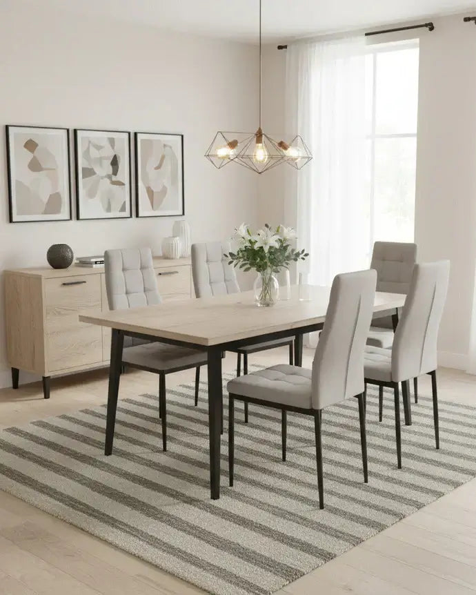 Jak wybrać idealny stół do jadalni? Praktyczny przewodnik – nowoczesna jadalnia z jasnym stołem i szarymi krzesłami.