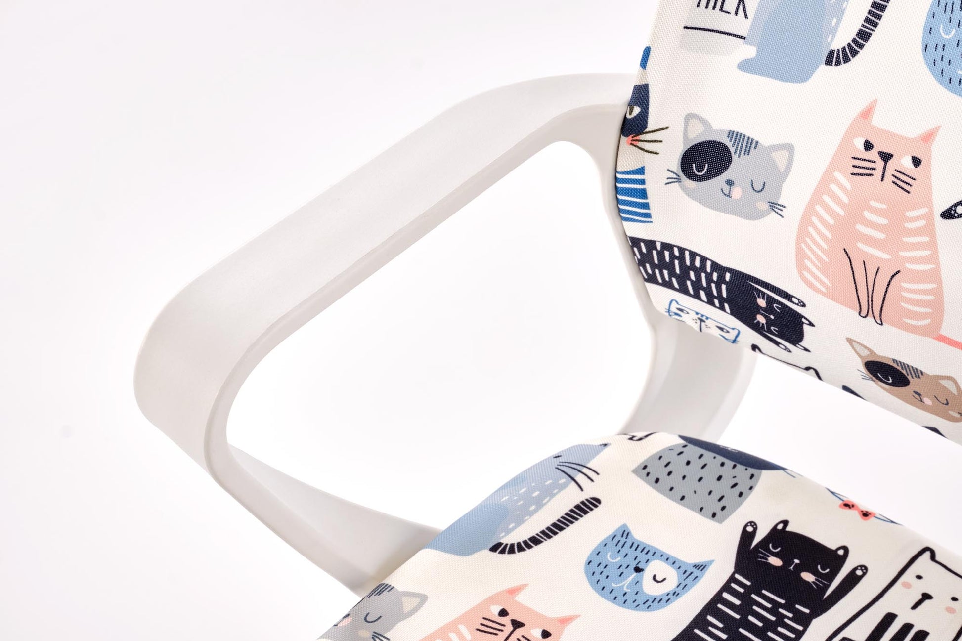 Fotel LENA – multikolorowy, fotel biurowy z kolorowymi wzorami kotów na tapicerce.