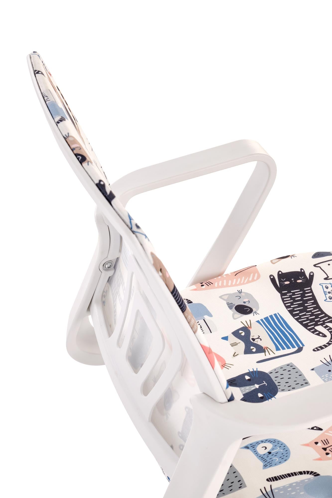 Fotel LENA – multikolorowy, fotel biurowy z kolorowym wzorem kotów na tapicerce.