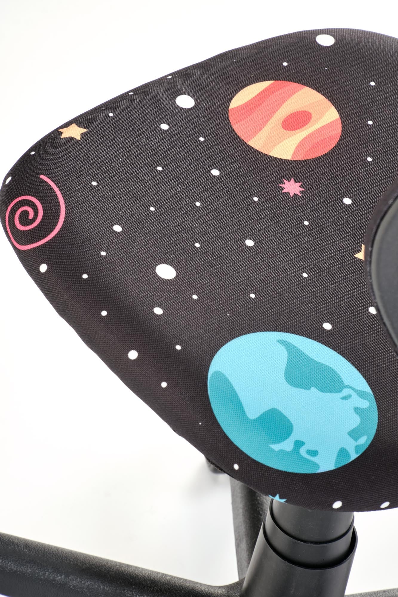 Fotel NIKO – młodzieżowy fotel obrotowy z kolorowym wzorem planet i gwiazd na siedzisku.