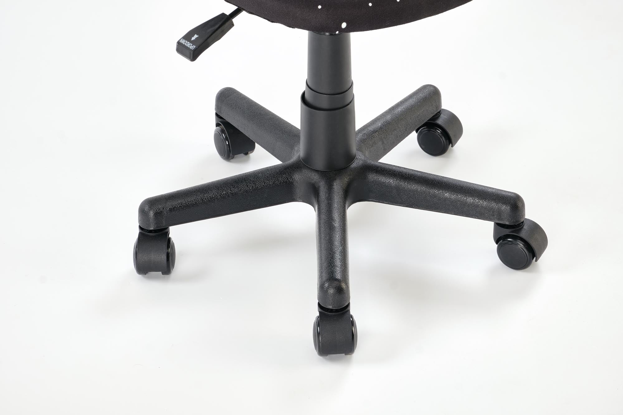 Fotel NIKO – młodzieżowy fotel obrotowy z ergonomiczną podstawą i kółkami do łatwego poruszania się.