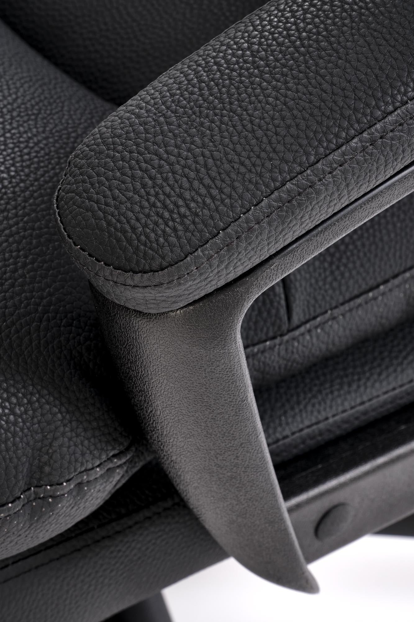 Fotel biurowy Montana Black – komfort pracy z klasą, zbliżenie na czarny uchwyt i tapicerkę.