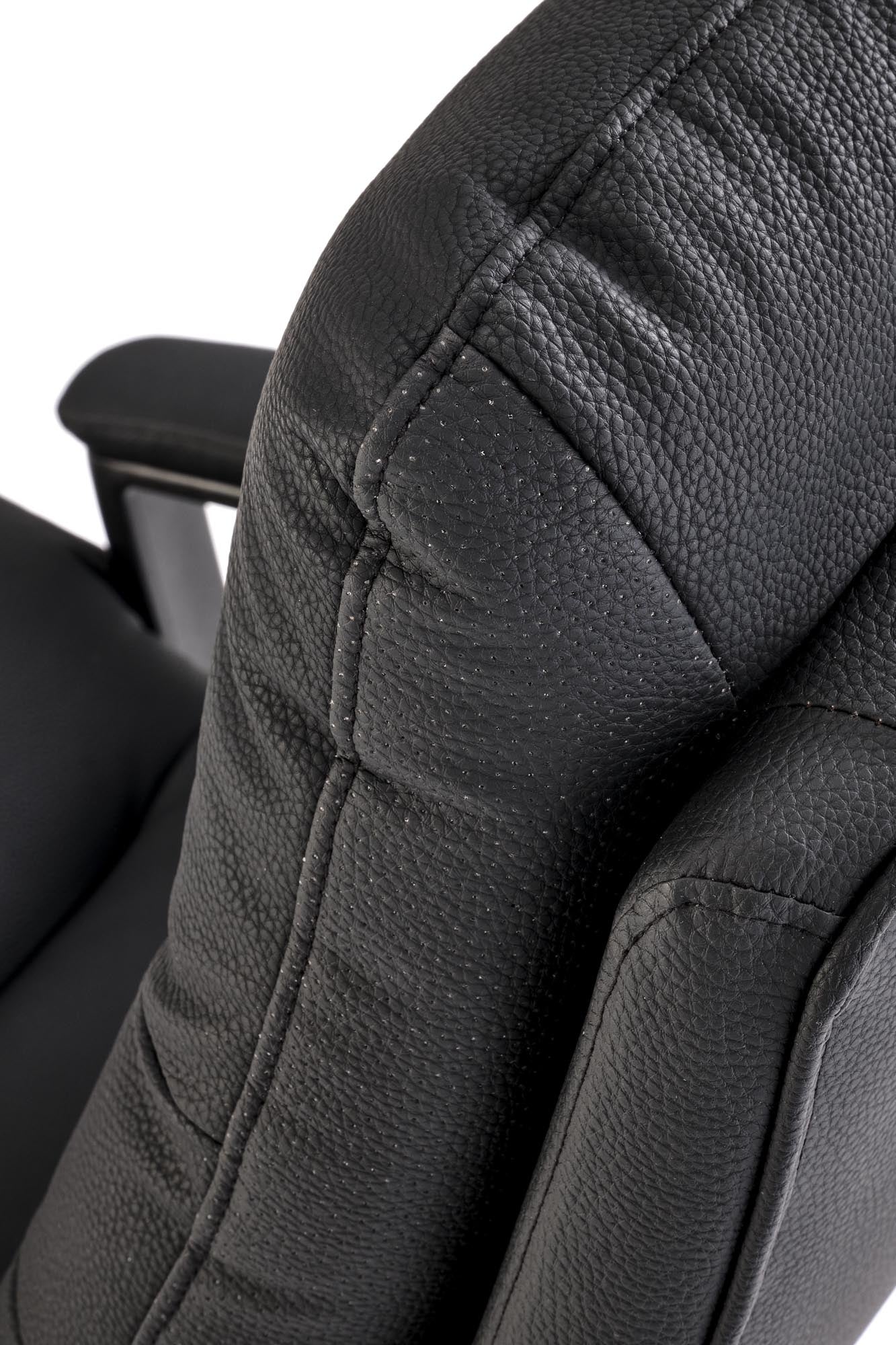 Fotel biurowy Montana Black – komfort pracy z klasą, widok na tapicerkę z ekoskóry w kolorze czarnym.