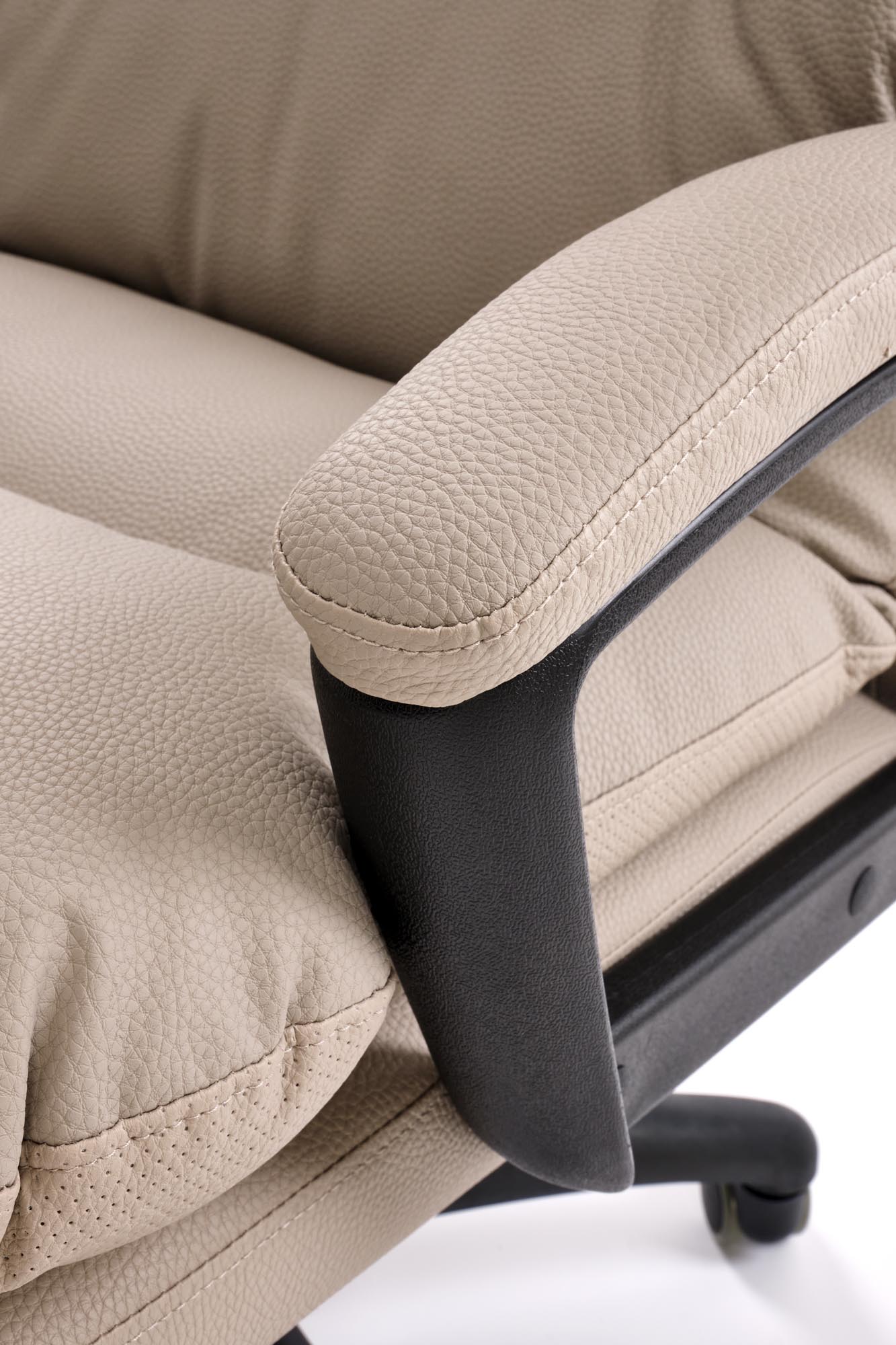 Beżowy Fotel biurowy MONTANA – komfort pracy z klasą, z bliska na wygodne oparcie i podłokietnik.