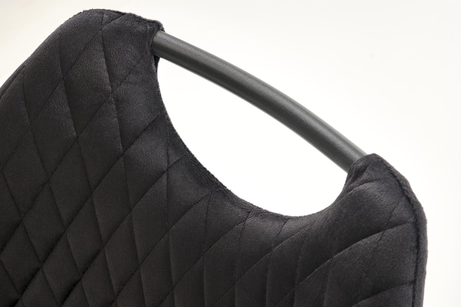 Krzesło MORGAN – eleganckie tapicerowane krzesło w głębokiej czerni, detale welurowego wykończenia.