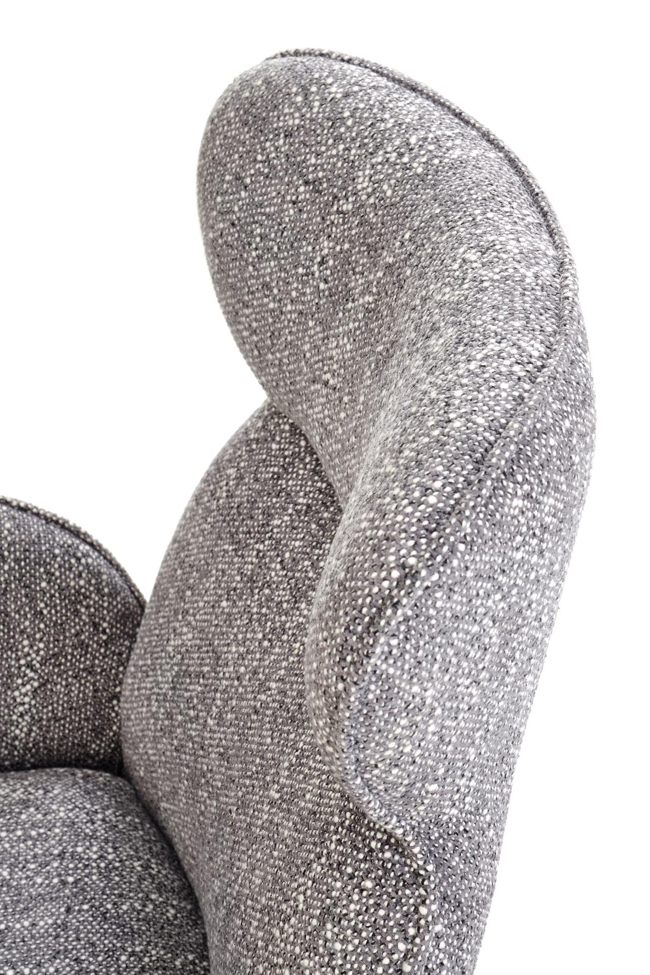 Krzesło PUCHATEK – eleganckie, obrotowe krzesło tapicerowane w popielatym odcieniu, z ergonomicznie wyprofilowanym oparciem.