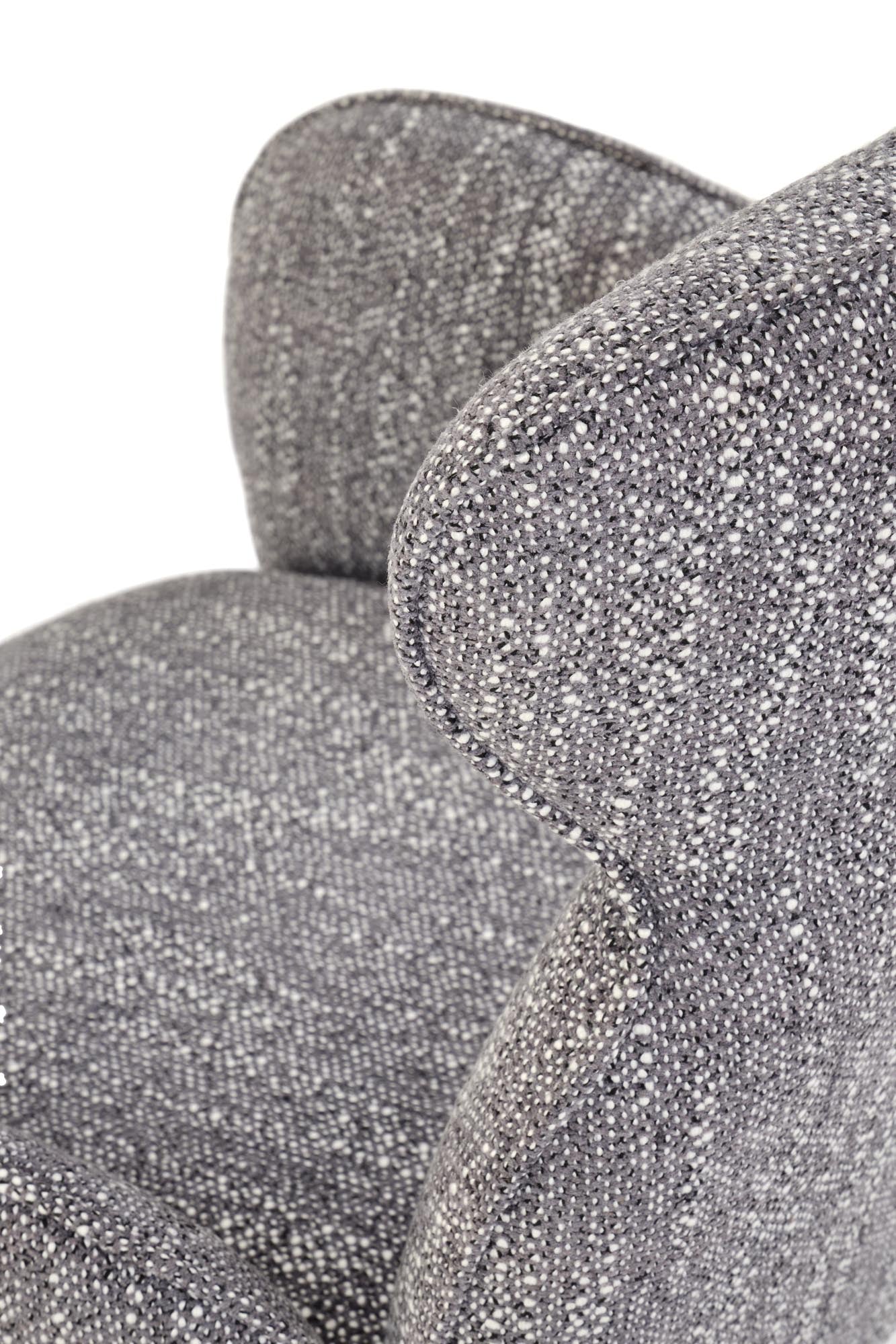 Krzesło PUCHATEK – eleganckie, obrotowe krzesło tapicerowane w popielatym odcieniu - detal tapicerki.