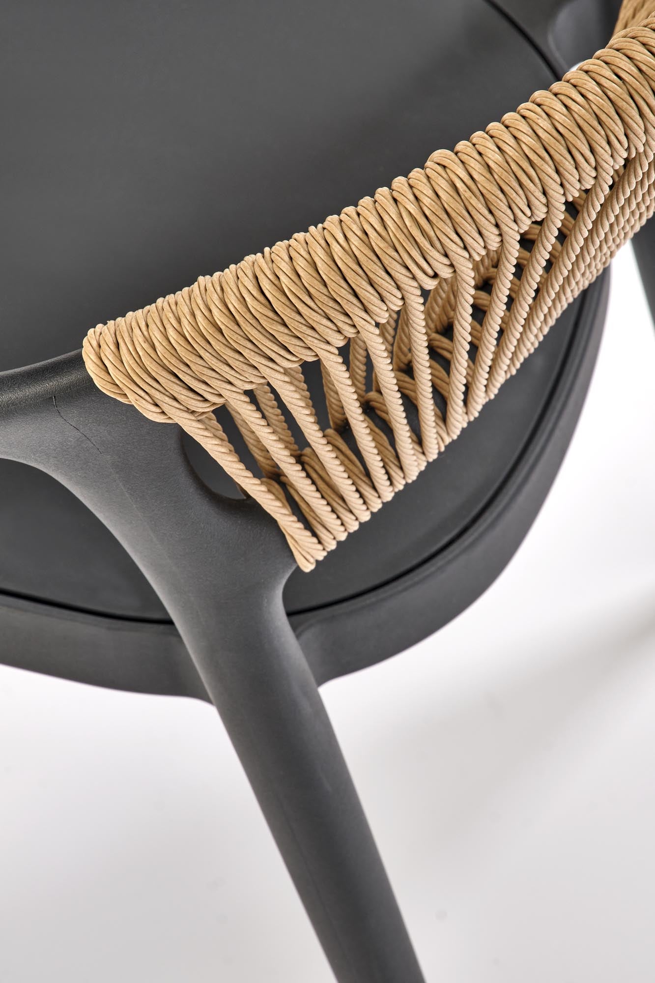 Krzesło MURAK – designerskie krzesło w stylu boho czarno-naturalne z plecionym oparciem na czarnym tle.