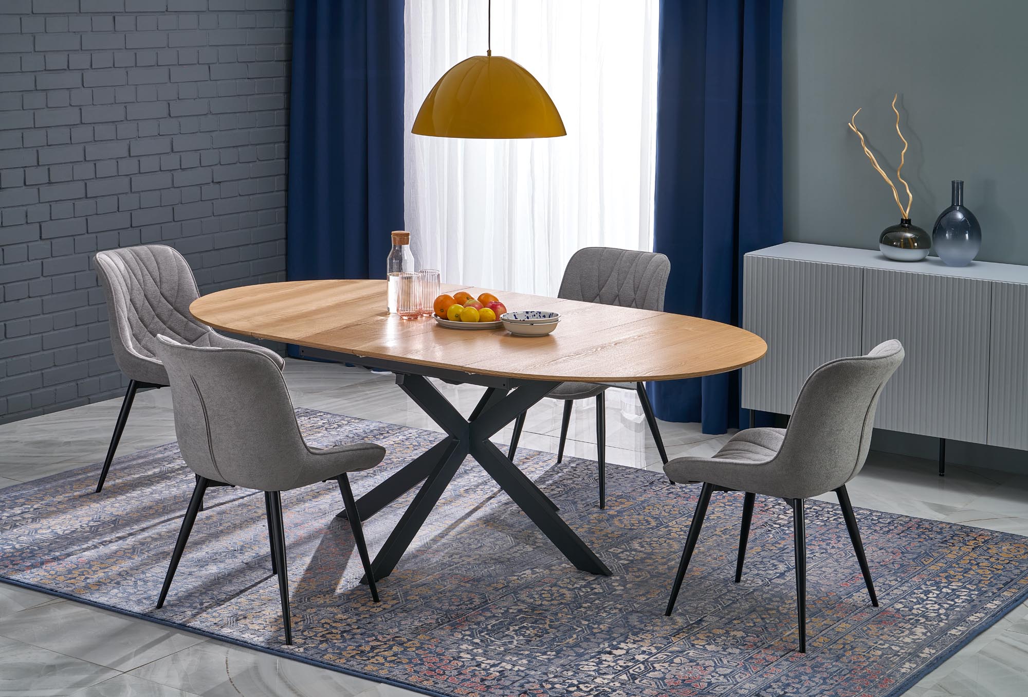 Krzesło MILAN – nowoczesne tapicerowane krzesło w eleganckim popielatym odcieniu przy stole w nowoczesnym wnętrzu.