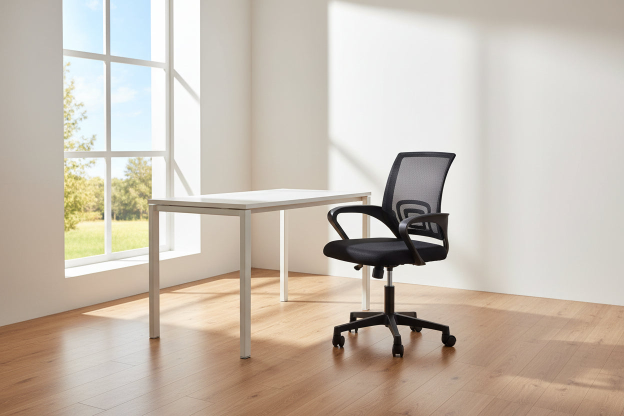 Fotel gabinetowy, RIMI czarny przy biurku w jasnym wnętrzu z dużym oknem.