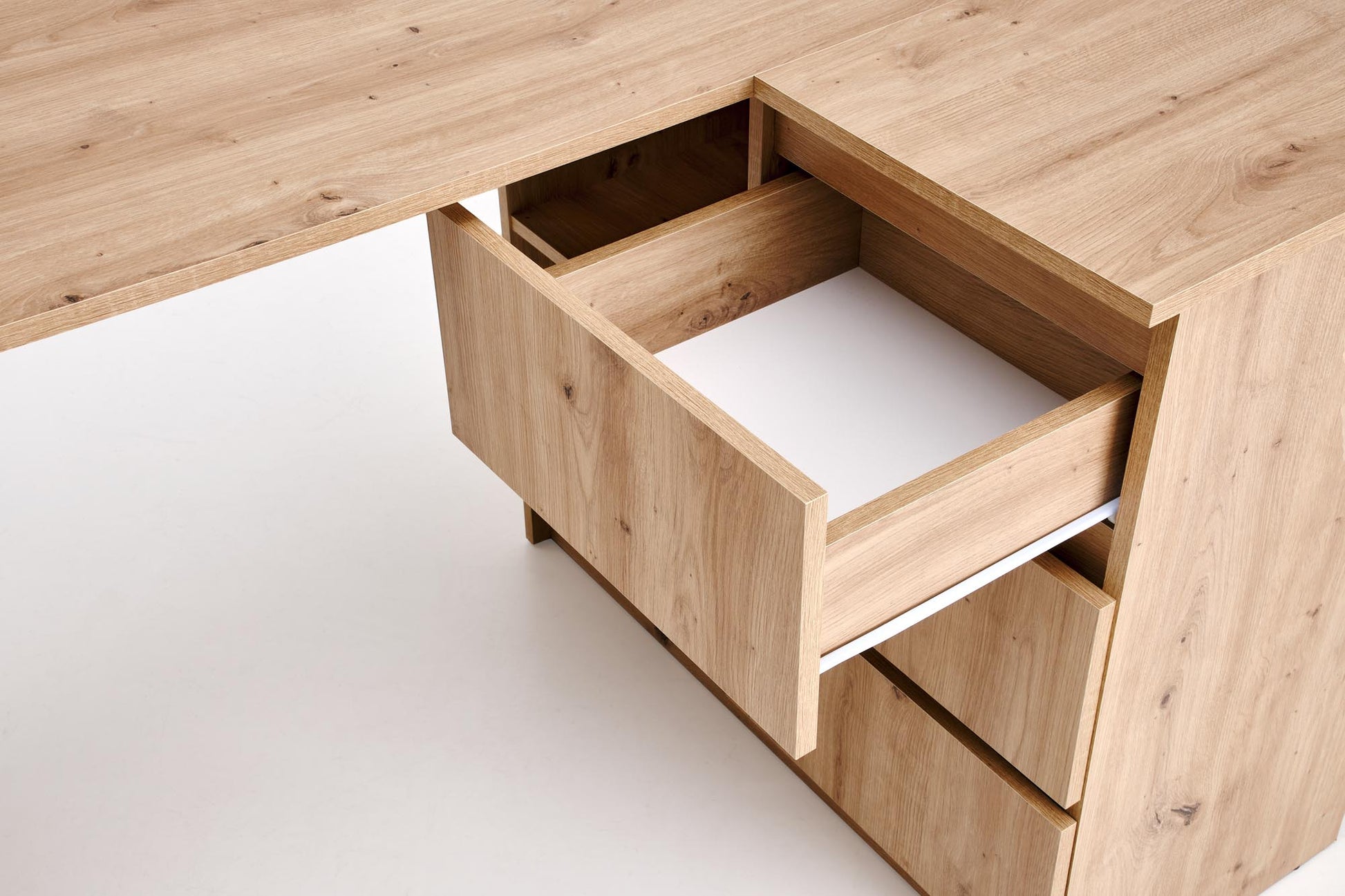Biurko LETI - kolor jasny dąb z otwartą szufladą, naturalne drewno, elegancki i praktyczny design.