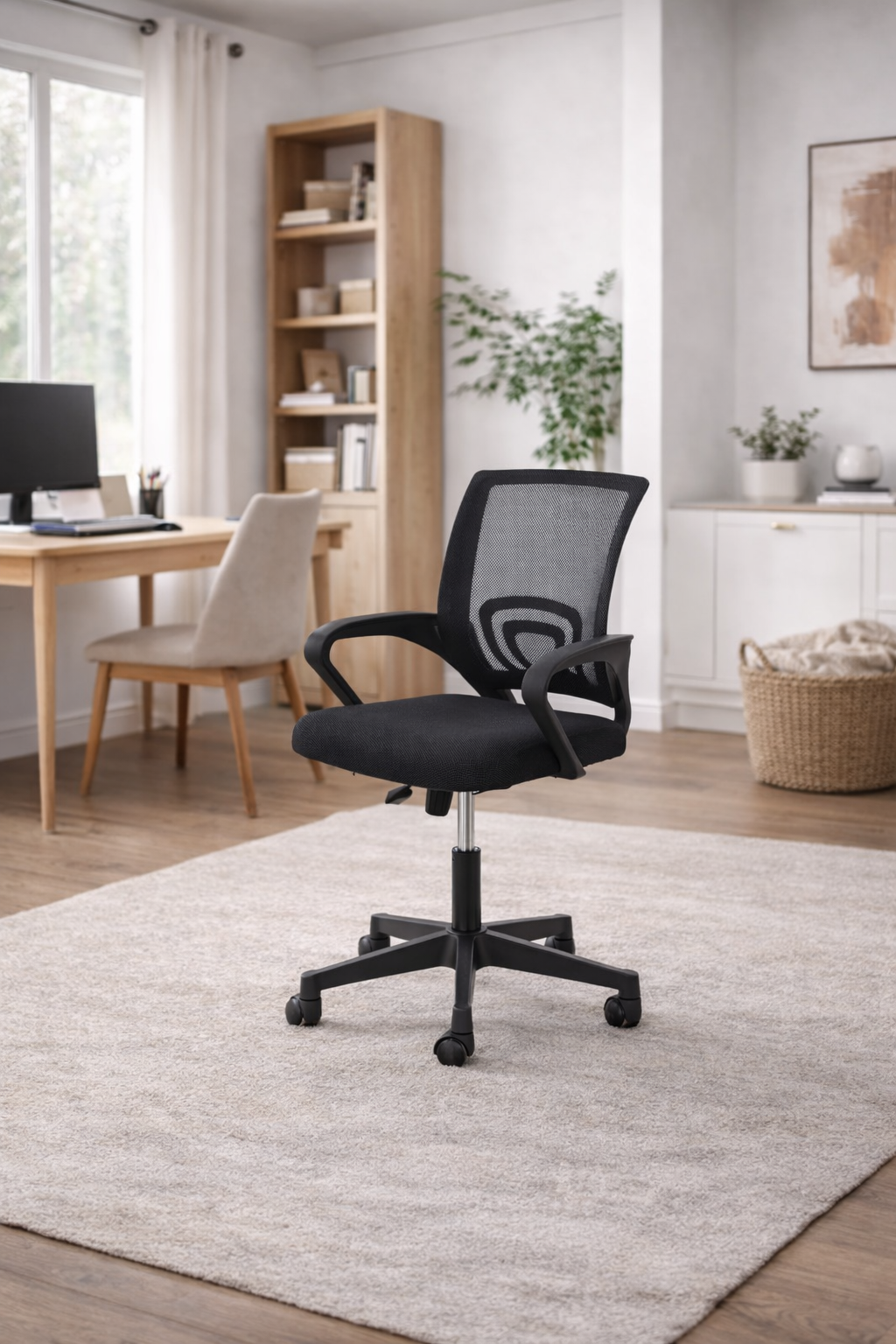 Fotel gabinetowy, RIMI czarny w nowoczesnym biurze, idealny do pracy i relaksu.