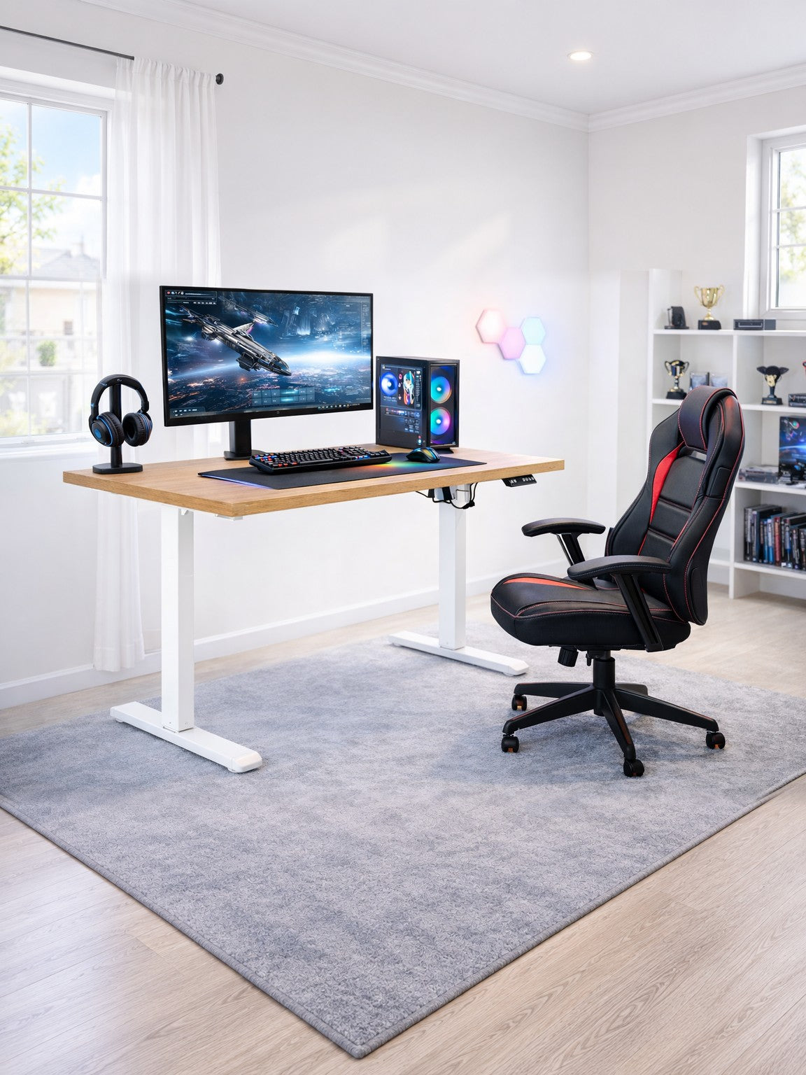 Biurko REGUS z funkcją regulacji wysokości z nowoczesnym monitorem i ergonomicznym fotelem w domowym biurze