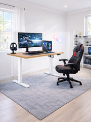 Biurko REGUS z funkcją regulacji wysokości z nowoczesnym monitorem i ergonomicznym fotelem w domowym biurze