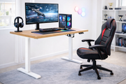 Biurko REGUS z funkcją regulacji wysokości z nowoczesnym monitorem i ergonomicznym fotelem w domowym biurze