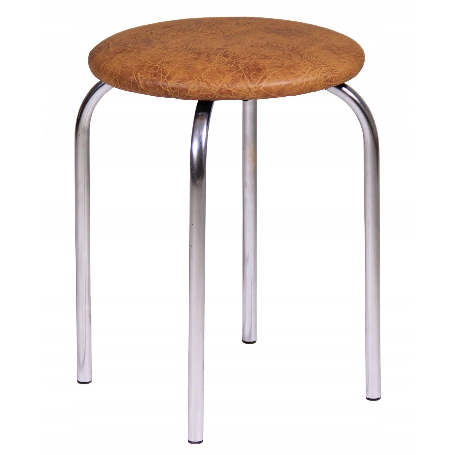 Taboret Furnitex z siedziskiem w kolorze orzechowym na czterech chromowanych, metalowych nogach o stabilnej konstrukcji.